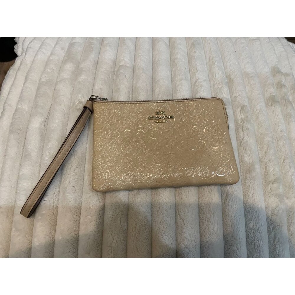 B305 -  Coach Signature Embossed Patent Leather Corner Zip Wristlet in a beige/c